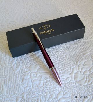 Dlugopis Parker Urban Premium Dark Purple 1931569 to propozycja skierowana przede wszystkim dla kobiet. Oryginalne zestawienie mocnego koloru w tym przypadku fioletu sprawia, że długopis ten (3).JPG